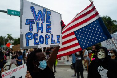 Miami, FL, ABD - 7 Haziran 2020: Afişi olan siyahi adam Biz Halkız. ABD 'deki gösteriler.