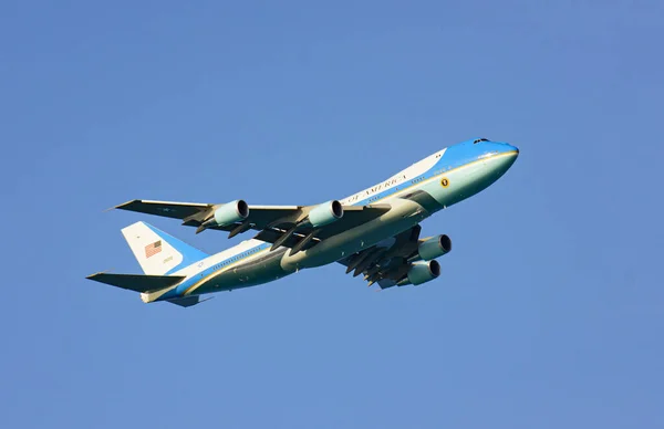 Cape Canaveral, Florida, VS - 30 mei 2020: Vliegtuig nummer één, het presidentsvliegtuig van de VS. Amerikaanse president Donald Trump in de lucht. Air Force One stijgt op vanaf Canaveral.. — Stockfoto