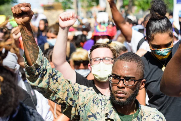 Miami Downtown, FL, USA - 31 MAI 2020 : Démocratie et manifestations. La voix du peuple. Manifestation des Noirs et des Blancs aux Etats-Unis . — Photo