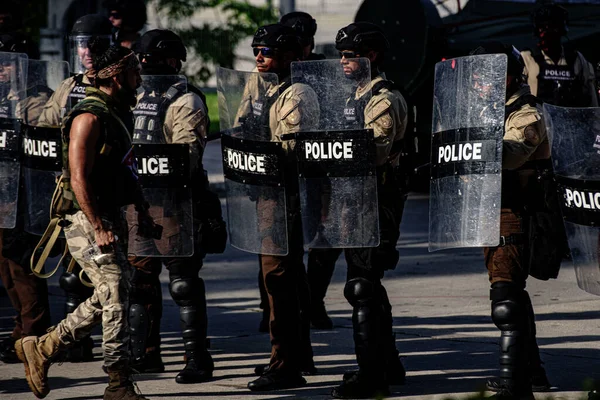 Miami Downtown, FL, Estados Unidos - 31 de mayo de 2020: Policía y manifestantes en Estados Unidos. Manifestantes se reúnen en el centro de Miami para protestar por George Floyd. Manifestaciones pacíficas convertidas en violentas, disturbios . — Foto de Stock