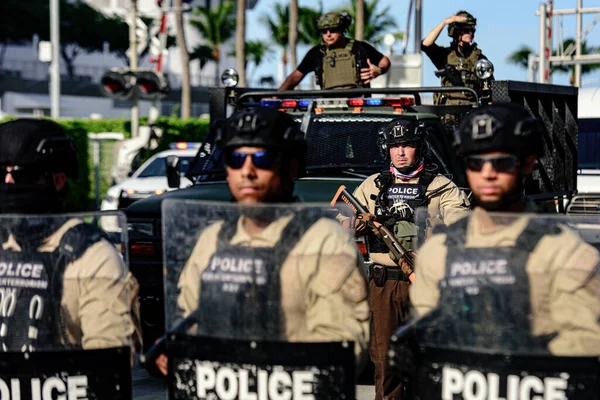 Miami Downtown, FL, ABD - 31 Mayıs 2020: ABD polis memurları ve askeri. — Stok fotoğraf