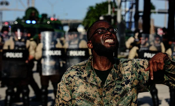 Miami Downtown, FL, USA - 31 DE MAYO DE 2020: Cuerpo de Marines de los Estados Unidos. Hombre negro Oficial de Policía de EE.UU. . — Foto de Stock