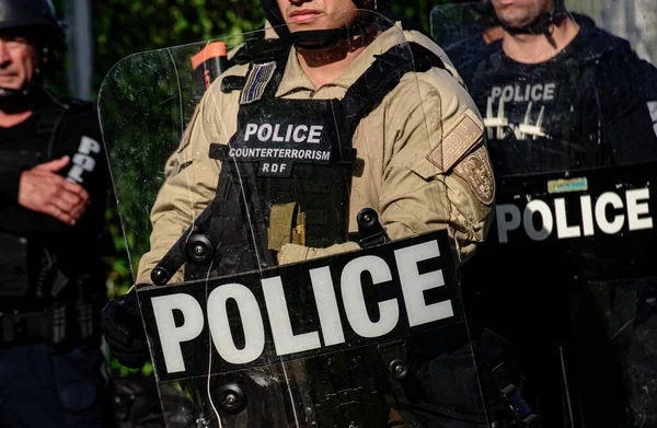 Miami Downtown, FL, ABD - 31 Mayıs 2020: Kalkanları olan ABD polisi. Terörizme karşı polis. — Stok fotoğraf