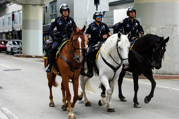 Miami Downtown, FL, USA - JUNI 4, 2020: Drie politieagenten te paard. — Stockfoto