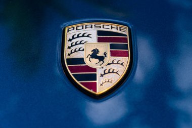 Miami, Florida, ABD - Haziran 2020: Porsche Logosu Mavi bir arabanın üzerinde. Ferdinand Porsche, merkezi Stuttgart 'ta olan bir şirket kurdu..