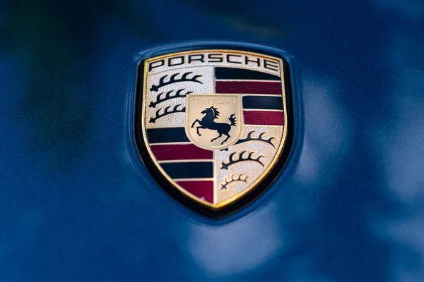 Miami, Floryda, USA - CZERWCA 2020: Porsche Logo Zbliżenie na niebieski samochód. Ferdinand Porsche założył firmę z siedzibą w centrum Stuttgartu. — Zdjęcie stockowe