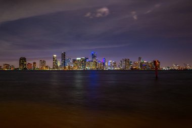 Miami, Florida, Biscayne Körfezi 'nde ABD silueti. Miami 'de bir gece. Florida 'da gece gökyüzüne karşı gökdelenler.
