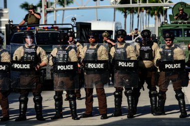 Miami Downtown, FL, ABD - 31 Mayıs 2020: Amerikan polis memurları.