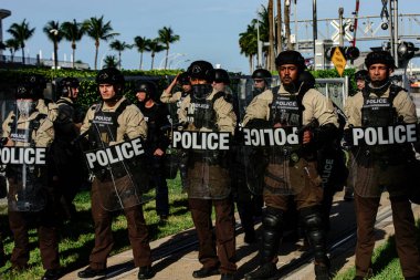 Miami Downtown, FL, ABD - 31 Mayıs 2020 Amerikan polisi. Beyaz ve siyah insanlar bir arada, meslektaşlarım..