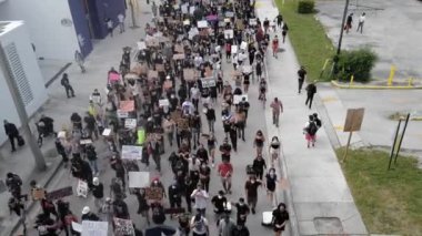 Miami Downtown, FL, ABD - 12 Haziran 2020: Siyahi Hayatları Protesto Görüntüleri. Birçok Amerikalı Amerika 'da barışçıl protestolara gitti. Renk bir suç afişi değildir..