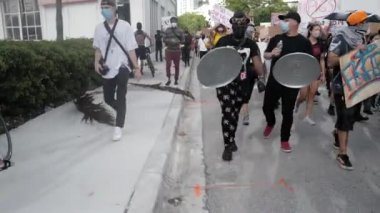 Miami Downtown, FL, ABD - 12 Haziran 2020: BLM. Siyahların Yaşamları Önemlidir 'i protesto edin. George Floyd 'un ölümünden sonra birçok Amerikan vatandaşı Amerika' da barışçıl protestolara katıldı..