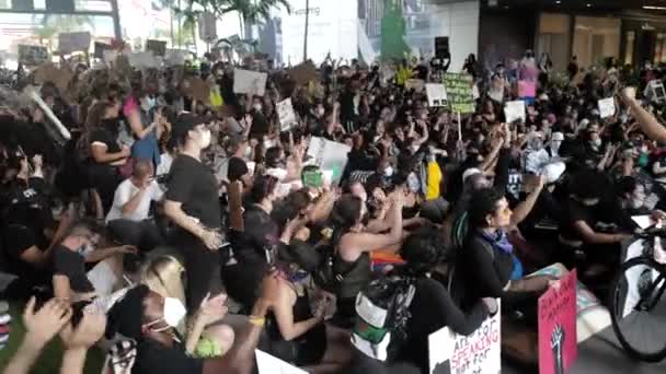 Miami Downtown, FL, USA - JUNI 12, 2020: Videofilmer om Protest Black Lives materia. Många amerikaner protesterade fredligt i USA efter George Floyds död.. — Stockvideo