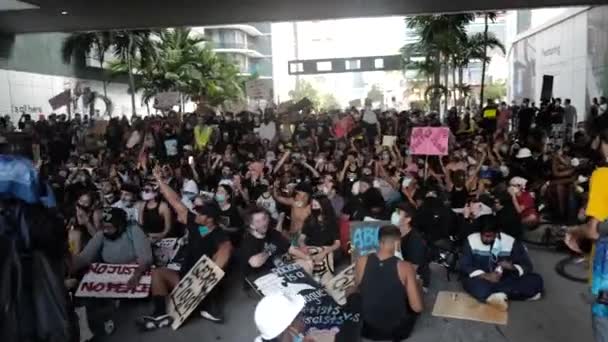 Miami Downtown, FL, USA - 12 ΙΟΥΝΙΟΥ 2020: Οργάνωση διαδηλώσεων στις ΗΠΑ μετά το θάνατο του George Floyd. Διαμαρτυρία Black Lives Matter πλάνα. — Αρχείο Βίντεο