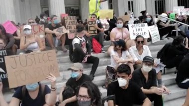 Miami Downtown, FL, ABD - 12 Haziran 2020: ABD sokaklarında protestocular. Polis posterini kaldır. George Floyd 'un ölümünden sonra birçok Amerikan vatandaşı Amerika' da barışçıl protestolara katıldı..