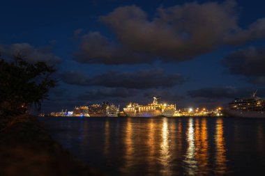 Miami Limanı yakınlarındaki yolcu gemilerinin gece görüşü. Miami 'den Ada Macera Günü gezisi.