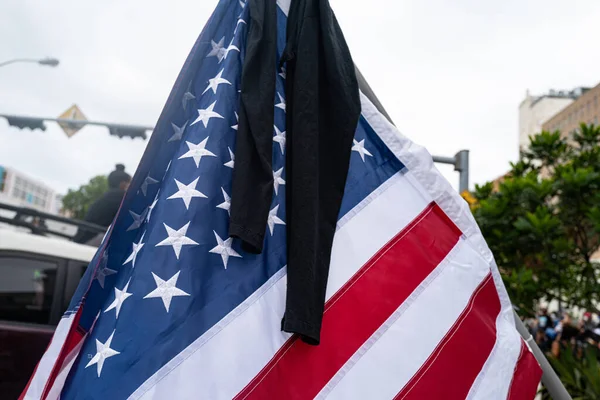 Amerikanische Flagge mit einem schwarzen Fleck. Proteste in den USA nach dem Tod eines Schwarzen. Black Lives Matter. — Stockfoto