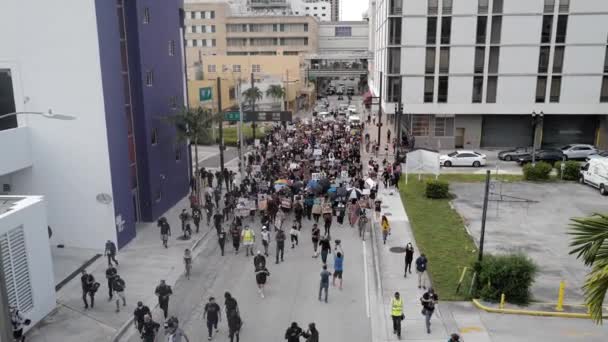 Miami Downtown, FL, USA - JUNHO 12, 2020: Americanos protestam em Miami. Manifestantes saíram às ruas em cidades dos EUA depois que um policial foi acusado do assassinato de um negro desarmado . — Vídeo de Stock