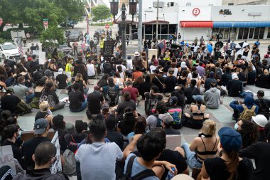 Miami Downtown, FL, ABD - 12 Haziran 2020: Siyahların Yaşamı Önemli. Birçok Amerikan vatandaşı George Floyd 'un ölümüne karşı barışçıl protestolara katıldı: insanlar protesto ediyorlar. Beyaz ve siyah birlikte..