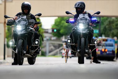 Miami Downtown, FL, ABD - 12 Haziran 2020: Motosikletli polis memurları.