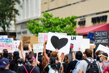 Miami Downtown, FL, ABD - 12 Haziran 2020: Siyahların Yaşamı Önemli. Afişte kara kalp. ABD Irkçılığa Karşı Barışçıl Protestolar.