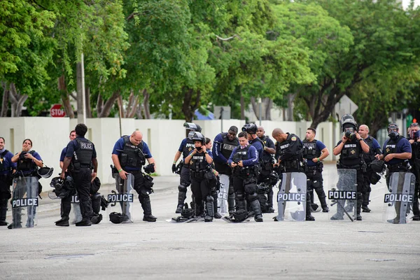 Miami Downtown, FL, ABD - 12 Haziran 2020: Miami Polis Konsepti. Siyahların Yaşamı Önemlidir protestoları sırasında polis yolu kapattı. — Stok fotoğraf
