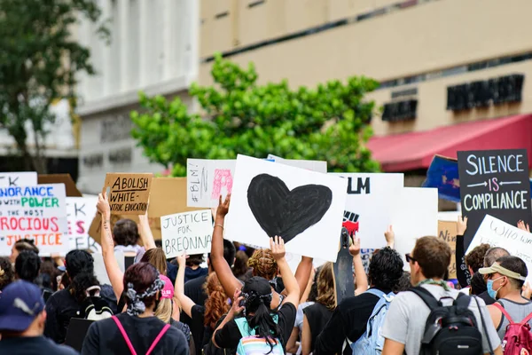 Miami Downtown, FL, USA - 2020年6月12日: Black Lives Matter.ポスターの黒いハート。人種主義に対する米国の平和的抗議. — ストック写真