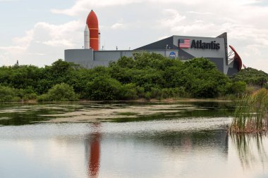 Kennedy Uzay Merkezi, Florida - 27 Mayıs 2020: NASA - NASA SpaceX fırlatma sabahı Atlantis mekiği ve müzesi.