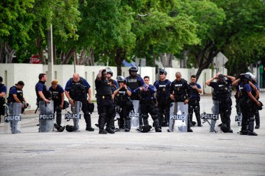 Miami Downtown, FL, ABD - 12 Haziran 2020: ABD 'deki polis memurları protestolardan önce hazır. Amerikan Polis Reformu. Siyahların Yaşamı Önemlidir.