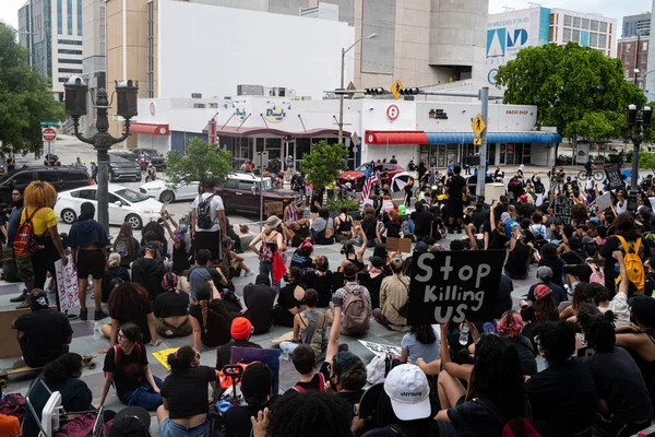 Miami Downtown, FL, USA - 12 giugno 2020: Black Lives Matter. Smettila di ucciderci manifesto . — Foto Stock