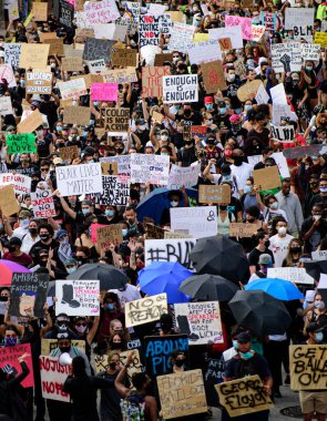 Miami Downtown, FL, ABD - 12 Haziran 2020: Siyahların Yaşamı Önemli. Amerika ve şehir protestoları. Bir gösteri. Binlerce insan ırkçılığa karşı posterlerle sokağa döküldü..