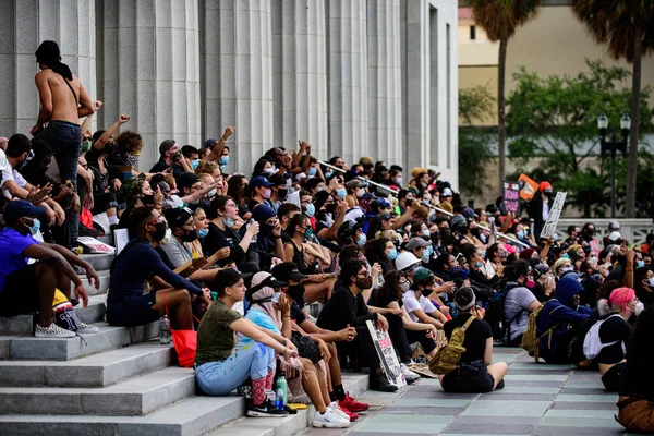 Miami Downtown, FL, USA - 12 ΙΟΥΝΙΟΥ 2020: Οι μαύρες ζωές μετράνε. Διαδηλωτές κατά τη διάρκεια διαδηλώσεων κατά του ρατσισμού στις ΗΠΑ. — Φωτογραφία Αρχείου