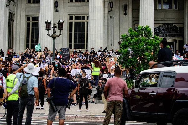 Miami Downtown, FL, USA - 12 giugno 2020: Black Lives Matter. Migliaia di persone nelle strade degli Stati Uniti partecipano alle manifestazioni contro il razzismo . — Foto Stock