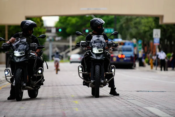 Miami Downtown, FL, ABD - 12 Haziran 2020: ABD polis memurları. — Stok fotoğraf