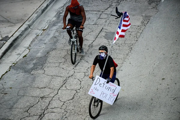 Miami Downtown, FL, USA - 12. června 2020: Black Lives Matter. Černoch s Amedicanskou vlajkou a plakátem. Demonstrace proti rasismu v USA. — Stock fotografie