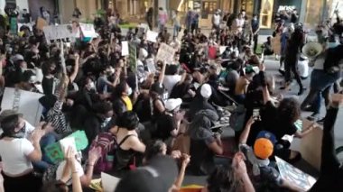 Miami Downtown, FL, ABD - 12 Haziran 2020: Miami bölge polisi ve protestocuları. Protestolar ABD 'nin dört bir yanındaki şehirlere yayıldı. Miami protestosu canlı. ABD 'li protestocular.