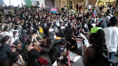 Miami Downtown, FL, ABD - 12 Haziran 2020: BLM. Siyahların Yaşamları Önemlidir 'i protesto edin. Miami 'de protestocular sokakta oturuyorlar..