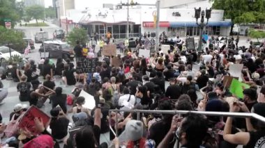 Miami Downtown, FL, ABD - 12 Haziran 2020: Siyahların Yaşamı Önemli. Birçok Amerikan vatandaşı George Floyd 'un ölümüne karşı barışçıl protestolara katıldı: insanlar protesto ediyorlar. Beyaz ve siyah birlikte..