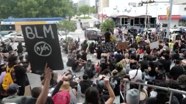 Miami Downtown, FL, ABD - 12 Haziran 2020: Siyahların Yaşamı Önemli. Birçok Amerikan vatandaşı George Floyd 'un ölümüne karşı barışçıl protestolara katıldı: insanlar protesto ediyorlar. Beyaz ve siyah birlikte..