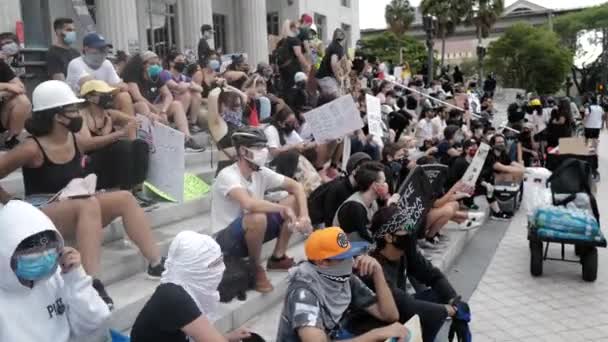 Miami Downtown, FL, USA - 12 juni 2020: demonstranten op straat in de VS. — Stockvideo