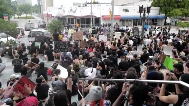 Miami Downtown, FL, ABD - 12 Haziran 2020: Siyahların Yaşamı Önemli. Birçok Amerikan vatandaşı George Floyd 'un ölümüne karşı barışçıl protestolara katıldı: insanlar protesto ediyorlar. Beyaz ve siyah birlikte.. — Stok video