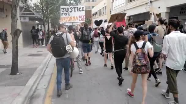 Miami Downtown, FL, USA - Június 12, 2020: Tiltakozások ellen gyilkos feketék az USA-ban miatt a rendőrség. — Stock videók