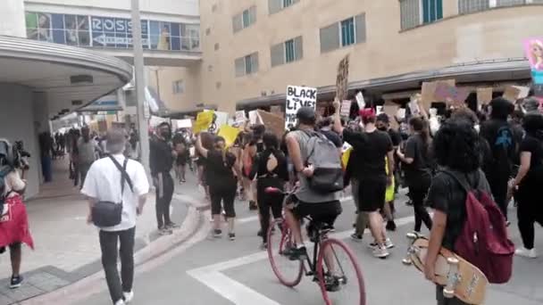 Miami Downtown, FL, USA - JUNI 12, 2020: Gatubilder. Amerikanska protester. Black Lives Matter rörelse. — Stockvideo