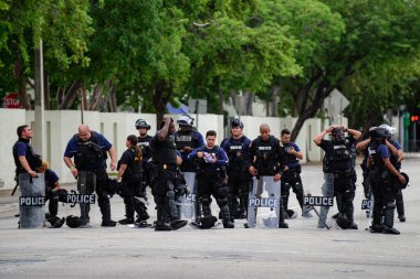 Miami Downtown, FL, ABD - 12 Haziran 2020: Siyahların Yaşamı Önemli. Kalkanları olan Amerikan polisi..