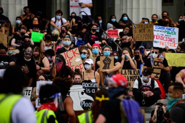 Miami Downtown, FL, ABD - 12 Haziran 2020: Siyahların Yaşamı Önemli. Deri rengi silah posteri değildir. ABD 'de toplu protestolar. Irkçılık ve zulme karşı beyaz ve siyah insanlar.
