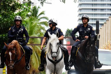 Miami Downtown, FL, ABD - 4 Haziran 2020: atlı polis memurları. Atlı Polis.