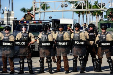 Miami Downtown, FL, ABD - 31 Mayıs 2020: Amerikan polisi. Polis Memurları Koruma ve Güvenlik.