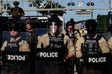 Miami Downtown, FL, ABD - 31 Mayıs 2020: Amerikan polisi. Polis Memurları Koruma ve Güvenlik.