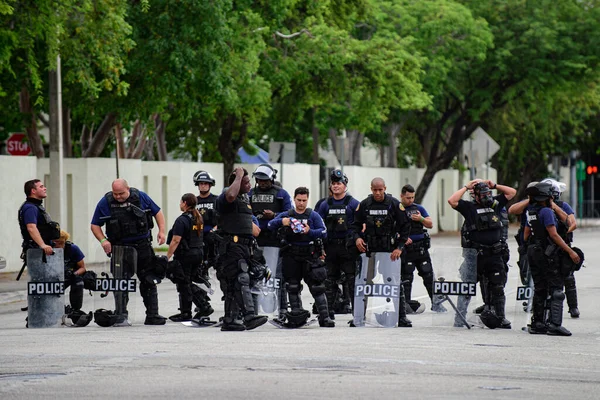 Miami Downtown, FL, Estados Unidos - 12 de junio de 2020: Black Lives Matter. Oficiales de policía estadounidenses con escudos . — Foto de Stock