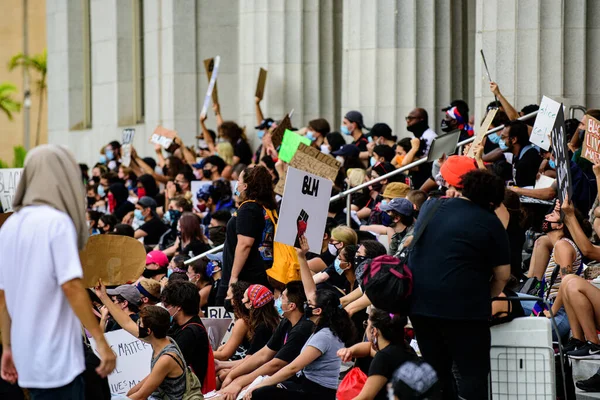 Miami Downtown, FL, USA - 12 JUIN 2020 : Black Lives Matter. BLM. Des manifestants sont descendus dans les rues des villes américaines après qu'un policier blanc ait assassiné un homme noir non armé. — Photo