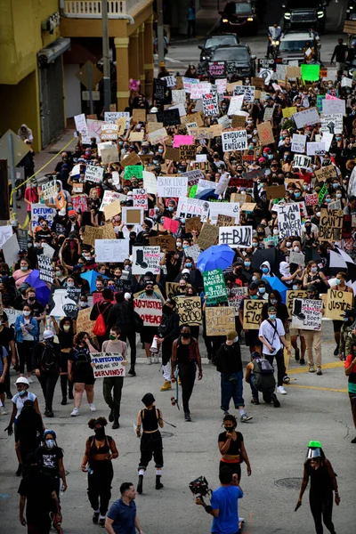 Miami Downtown, FL, USA - 12 giugno 2020: Black Lives Matter. Polizia e manifestanti della zona di Miami. Le proteste si sono diffuse nelle città degli Stati Uniti. Miami protesta in diretta. Polizia e manifestanti . — Foto Stock